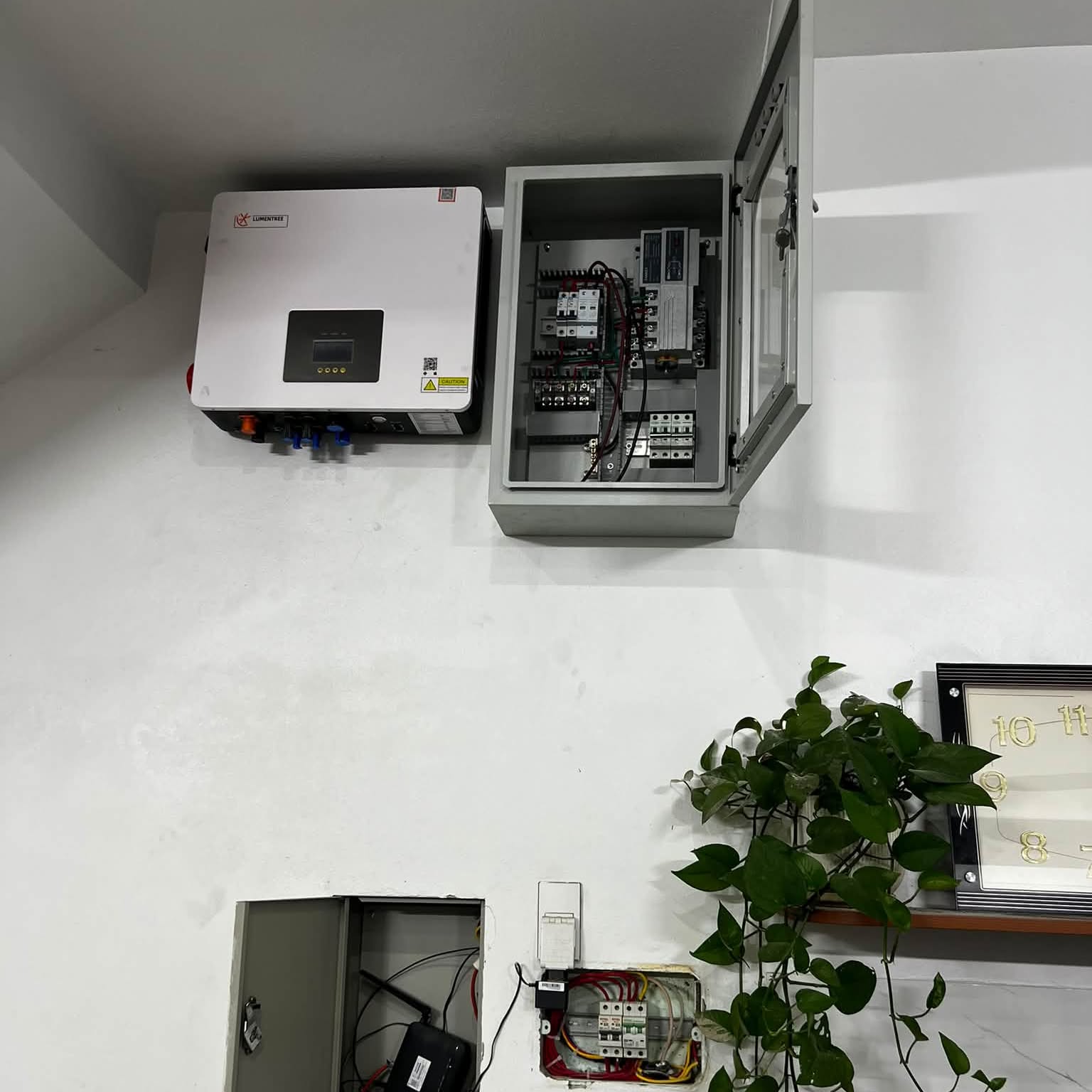 Tủ điện điều khiển và bộ biến tần Inverter năng lượng do Điện Lạnh Ninh Hiếu lắp đặt