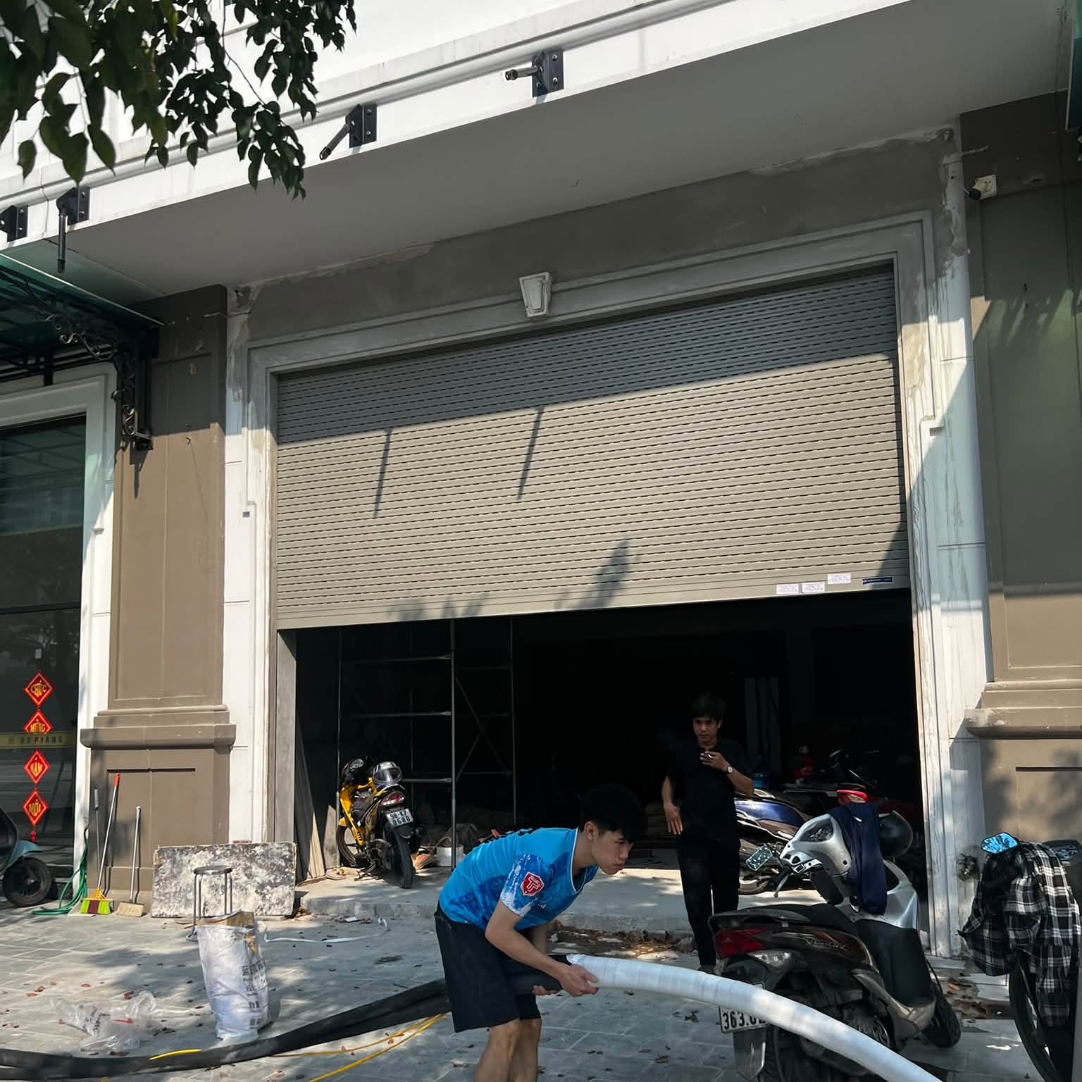 Kỹ thuật viên Ninh Hiếu thi công luồn ống đồng bảo ôn cách nhiệt